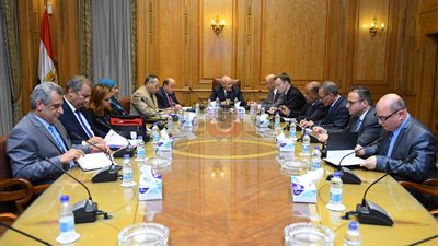 وزيرا الإنتاج الحربي والتجارة يوقعان عقد إدارة دباغة الجلود بالروبيكي