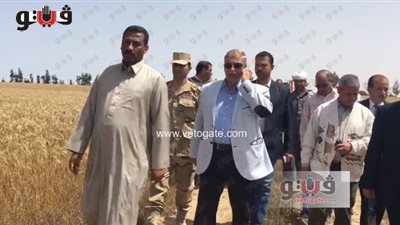 بالفيديو.. محافظ الإسماعيلية يشهد حصاد محصول القمح