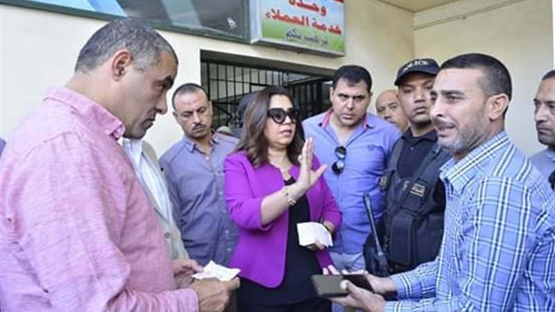 مواطن يبكي أمام محافظ