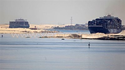 عبور 57 سفينة بقناة السويس بحمولات 3.2 مليون طن