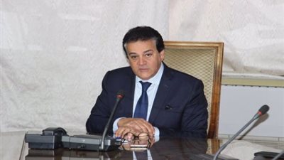 وزير التعليم العالي يستعرض تقريرًا حول شبكات مرافق الجيزة