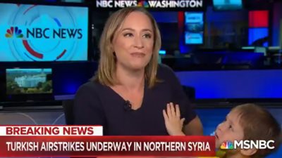 رد فعل مذيعة فاجأها ابنها باقتحام الاستوديو على الهواء (فيديو)