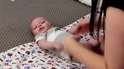 بالفيديو.. الطريقة الصحيحة للف الطفل الرضيع