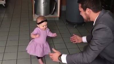 بالفيديو.. رد فعل أب شاهد ابنته تمشي لأول مرة