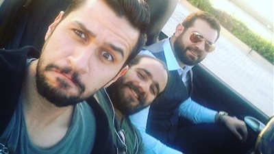 عمرو يوسف يصور «بخط إيدي» بسيارة مكشوفة على الطريق الصحراوي