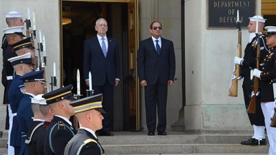 وزير الدفاع الأمريكي يزور النصب التذكاري للجندي المجهول