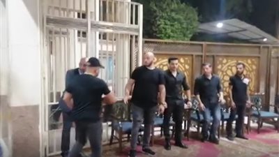 أحمد السقا يواسي نجل طلعت زكريا ويقدم له واجب العزاء (فيديو)