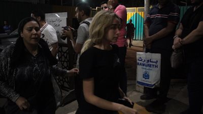 هنا الزاهد وأحمد فهمي في عزاء طلعت زكريا (فيديو)