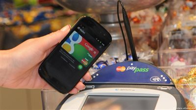 جوجل تطلق تطبيقا للدفع بالموبايل دون استخدام اليدين