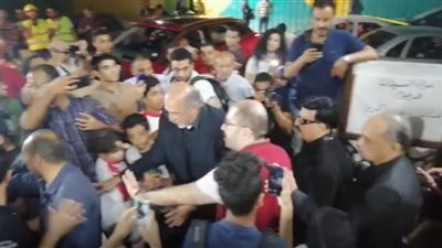المعجبون يلتفون حول سميرغانم أثناء عزاء طلعت زكريا (فيديو)