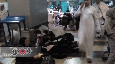 الصلاة والنوم على الأرض.. أزمة المعتمرين بمطار القاهرة تتفاقم «تقرير»