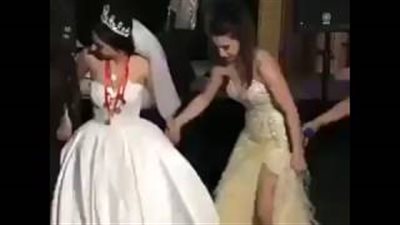 بالفيديو.. عروس وصديقاتها يشعلن حفل الزفاف برقصة جماعية