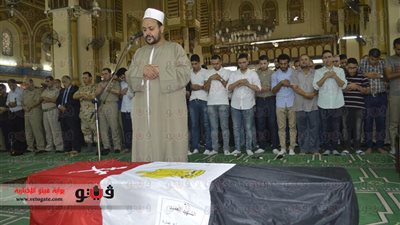 بالصور.. صلاة الجنازة على شهيد 