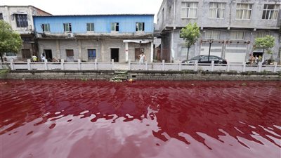 بالصور.. تحول ماء نهر صينى إلى دماء
