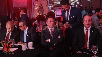 الأهلي يحتفل بدرع الدوري بحضور الدوليين ويكرم مؤمن زكريا.. الخطيب: البعض يحاول إفشال الأهلي بشتى الطرق.. عبد الحفيظ: جمهور الأحمر الداعم الأول للفريق.. عاشور: النادي علمنا أن نكون 