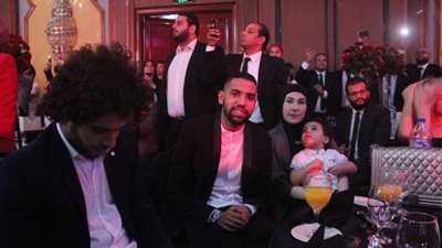 أول ظهور لمؤمن زكريا رفقة عائلته بعد العودة من ألمانيا (فيديو)