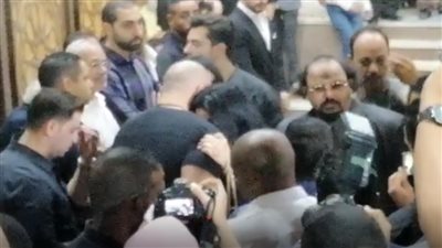 انهيار الفنانة مروة بين أحضان نجل طلعت زكريا أثناء تقديمها واجب العزاء (فيديو)