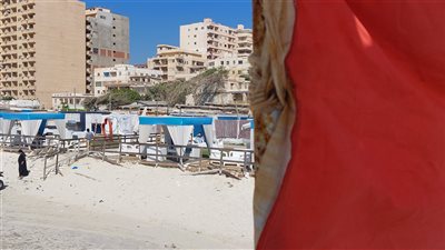 رغم رفع الرايات الحمراء.. شواطئ الإسكندرية كاملة العدد | صور 