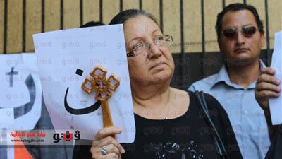 بالصور ..بدء توافد النشطاء الأقباط إلى محيط سفارة الفاتيكان