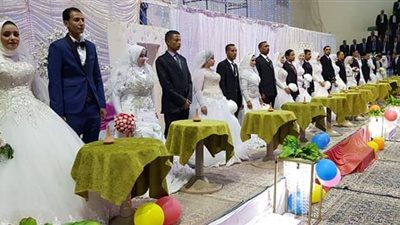 بحضور المحافظ.. حفل زفاف جماعي لـ ٢٦ عريسا وعروسة بالوادي الجديد (صور)