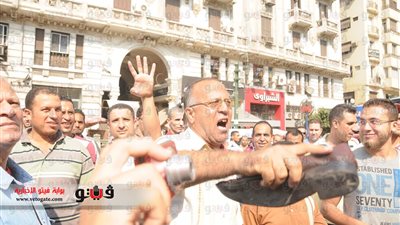 بالفيديو والصور.. مشادات بين المواطنين وطلاب الجامعات أمام 