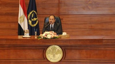 وزير الداخلية خلال لقائه رجال الشرطة: مؤامرة كبرى تحاك ضد مصر.. هناك من يضخم الأخطاء الفردية للمتاجرة بها.. علينا غرس قيم الانضباط وتأهيل العاملين بالجهاز.. والضباط: لن نتوانى في الدفاع عن الوطن