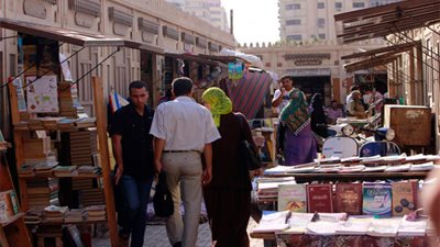 «الأزبكية» يا سور ما يهزك ريح.. عبد الناصر أصدر قرارًا بترخيص أكشاك لباعة الكتب.. ثورة يناير زادت من إقبال الشباب على كتب السياسة.. و