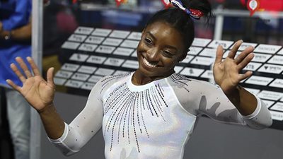 الأمريكية سيمون بيلز تحصد لقبها العالمي الخامس بالجمباز (فيديو)