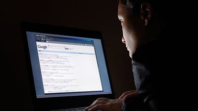 كتاب فوائد الظلام الأكثر مبيعا في المملكة المتحدة