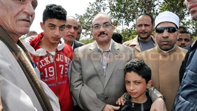 بالصور.. محافظ القليوبية يشارك في تشييع جثمان شهيد الشيخ زويد