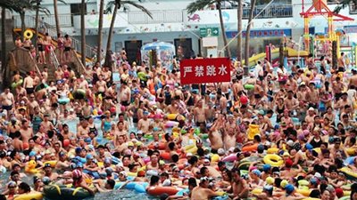 بالصور.. شدة الازدحام تجبر الصينيين على السباحة بالعوامات