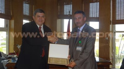 رئيس «المصرية للمطارات» يكرم مدير الأمن بالشركة