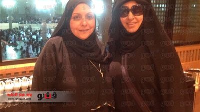 «فيفى عبده» تؤدى مناسك العمرة