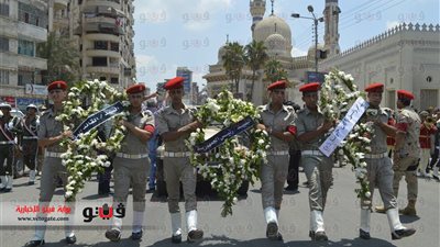 بالصور.. السيسي يرسل 3 أكاليل زهور لشهيد سيناء بالمنصورة