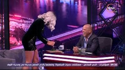 بالفيديو.. مايا دياب تخرط الملوخية على الهواء