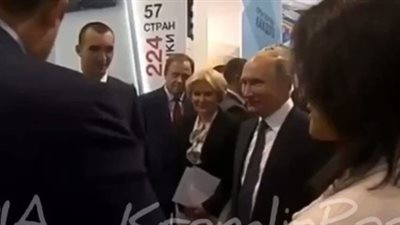 بوتين يتلقى قفاز ملاكمة من الألماس كهدية (فيديو)