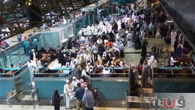 تنسيق مصري سعودي لحل أزمة المعتمرين.. الخطوط السعودية تسير 9 رحلات إضافية لنقل 5 آلاف مسافر.. مطار القاهرة يعلن الطوارئ ويستدعي الإجازات.. تسكين المتبقين في فنادق بجوار المطار