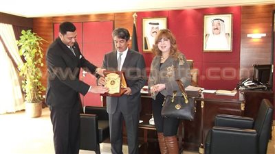 سفير الكويت القاهرة يتسلم درع الصداقة العربية من «تنمية المجتمع»