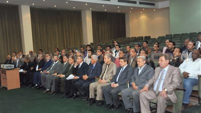 بالصور.. وزير النقل يجتمع بكمسارية السكك الحديد