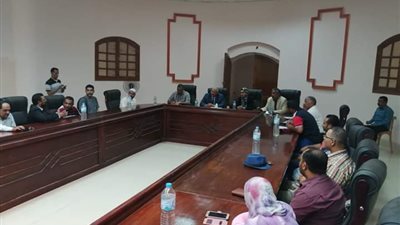 محافظ الوادى الجديد يلتقي بالشباب المستفيدين من تقسيمات الأراضي الزراعية