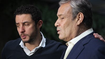 بالفيديو.. فاروق الفيشاوي وكندة علوش في عزاء حسن مختار بالمهندسين