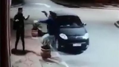 لص يتفاجأ بأن ضحيته صديقه (فيديو وصور)