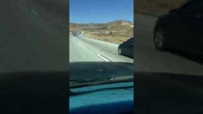 بالفيديو.. لحظة جر سائق شاحنة ضخمة سيارة اصطدم بها على طريق سريع