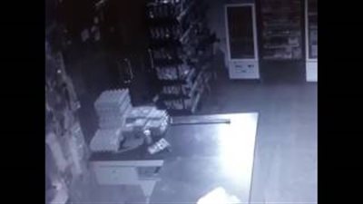 بالفيديو.. لص يسرق «شوكولاتة وبسكويت» من محل بجدة