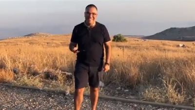 أفيخاي أدرعي يهنئ عمرو دياب بعيد ميلاده.. ومتابعيه: خليك في حالك