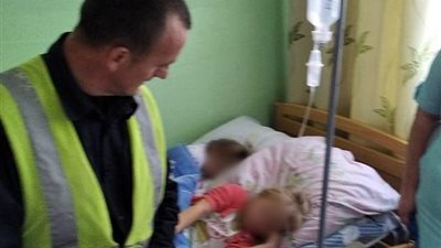 رجل يقدم لأطفاله الخمر بدلا من الحليب (صور)