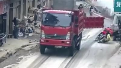 بالفيديو.. شاحنة تتسبب في سقوط زوجين بطريقة مروعة