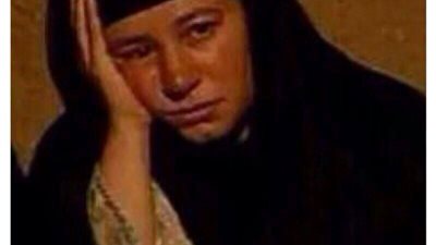 ساخرون :  البنت وهى بتتفرج على 