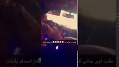 بالفيديو.. سائق «أوبر» يدخن «الشيشة» أثناء توصيله فتاة بالسعودية