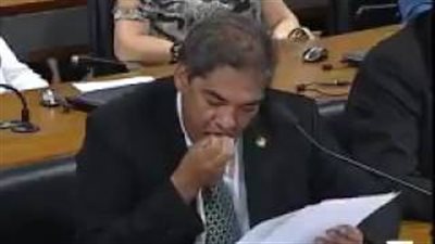 بالفيديو.. سقوط أسنان سيناتور برازيلي يضعه في موقف محرج